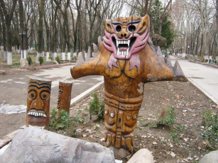 Картинка разное садовые+и+парковые+скульптуры языческие деревянные идолы парк