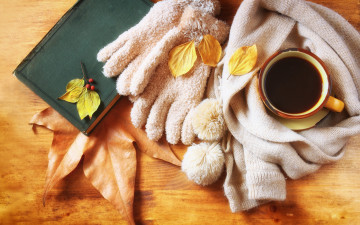 обоя еда, кофе,  кофейные зёрна, hot, cup, coffee, autumn, листья, шарф, чашка, осень, leaves