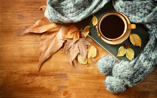 Обои картинки фото еда, кофе,  кофейные зёрна, hot, leaves, coffee, cup, autumn, листья, осень, чашка, шарф