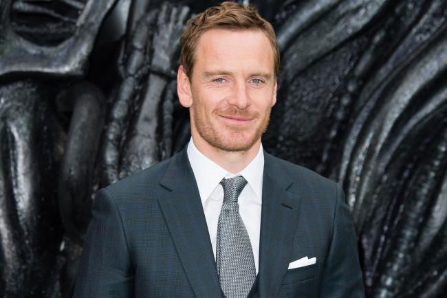 Обои картинки фото michael fassbender, мужчины, актер, костюм, галстук