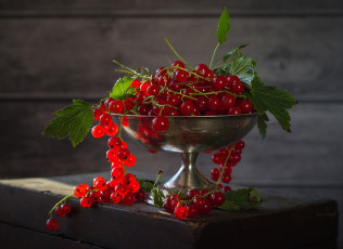 Картинка еда смородина листья свет ягоды доски натюрморт красная вазочка