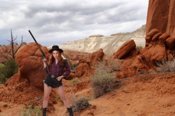 Картинка девушки -+девушки+с+оружием скалы рыжие волосы рубашка топ шорты ружье