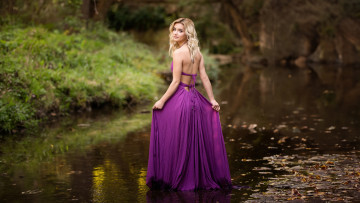 Картинка девушки -+блондинки +светловолосые природа ручей девушка фиолетовое платье блондинка