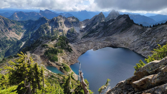 Обои картинки фото foggy lake from del campo peak, gothic basin, washington, природа, реки, озера, foggy, lake, from, del, campo, peak, gothic, basin