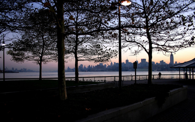 Обои картинки фото города, нью-йорк , сша, деревья, набережная, дома, озеро