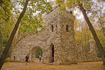 Картинка города исторические архитектурные памятники желтые листья башня деревья