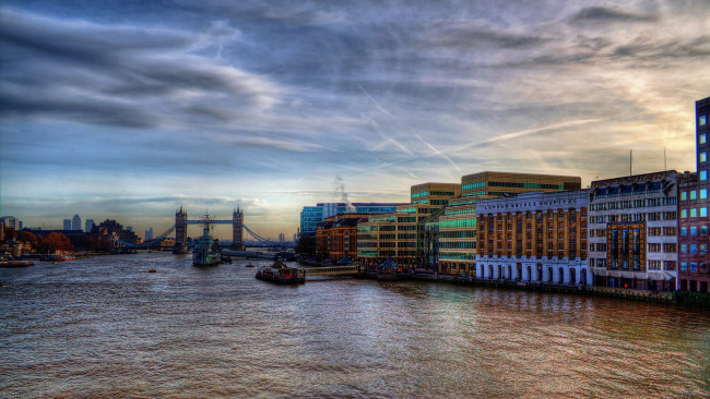 Обои картинки фото города, лондон, великобритания, дома, река, облака, мост