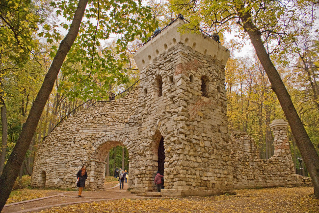 Обои картинки фото города, исторические, архитектурные, памятники, желтые, листья, башня, деревья