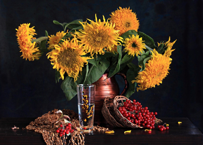 Обои картинки фото цветы, подсолнухи, калина, ваза, платок