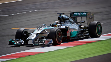 обоя lewis hamilton - formula one world champion 2014, спорт, формула 1, трек, гонщик, болид