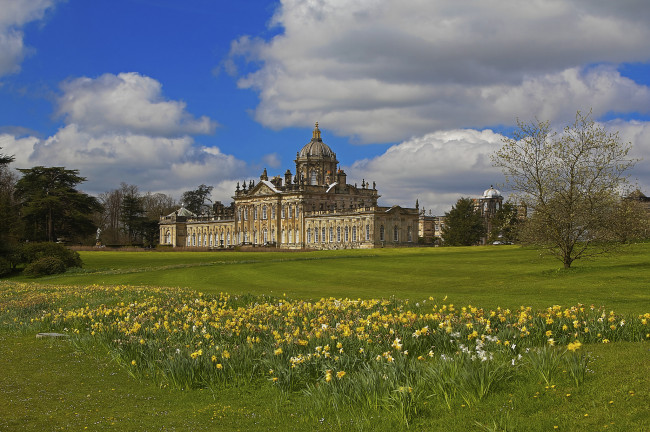 Обои картинки фото castle howard, города, - дворцы,  замки,  крепости, цветы, лужайка, замок