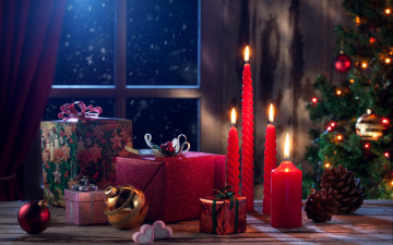 обоя праздничные, новогодние свечи, шарики, свечи, подарки, окно, ёлка, украшения, игрушки, шишки, елка