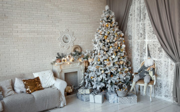 обоя праздничные, новогодний очаг, диван, гном, шторы, интерьер, подарки, стена, новый, год, елка, рождество, ёлка, игрушки, камин