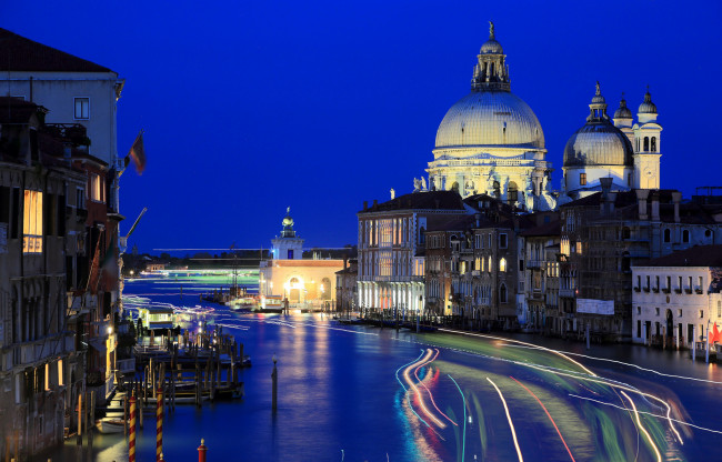 Обои картинки фото города, венеция , италия, ночь, венеция, дома, канал, огни