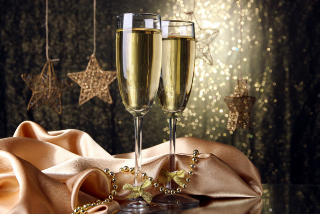 Обои картинки фото праздничные, угощения, бокалы, шампанское, звезды, бантики, ткань, бусы