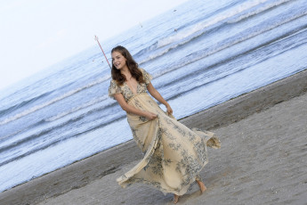 Картинка девушки barbara+palvin модель платье море улыбка берег