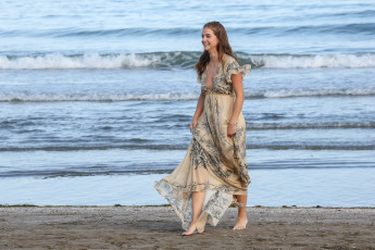 Картинка девушки barbara+palvin модель платье море берег пляж
