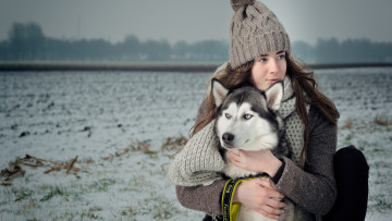 Картинка девушки -unsort+ брюнетки темноволосые девушка шарф друзья собака хаски шапка зима поле дружба настроение