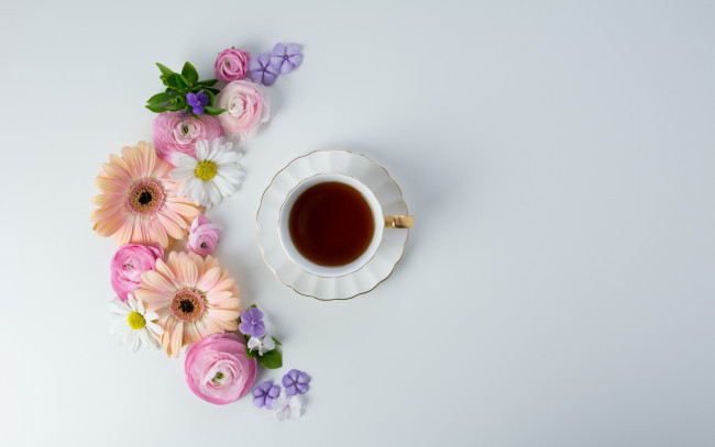 Обои картинки фото еда, кофе,  кофейные зёрна, pink, coffee, tender, чашка, cup, flowers, цветы