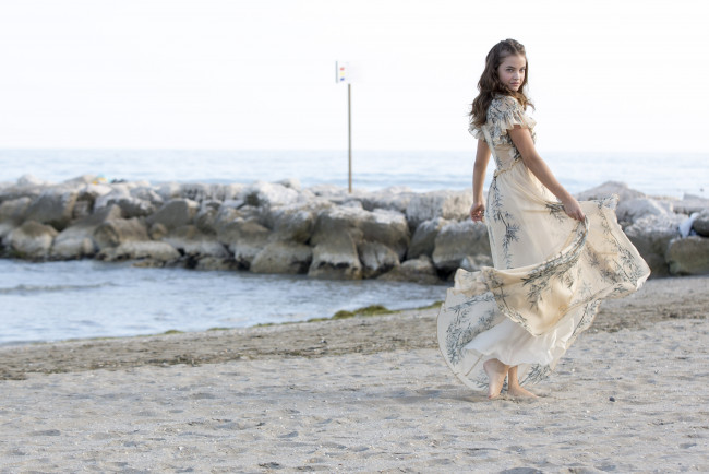 Обои картинки фото девушки, barbara palvin, модель, платье, море, берег, пляж
