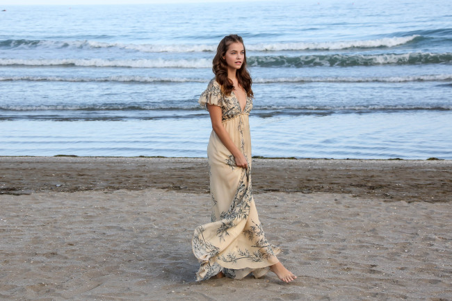 Обои картинки фото девушки, barbara palvin, модель, платье, море, берег, песок