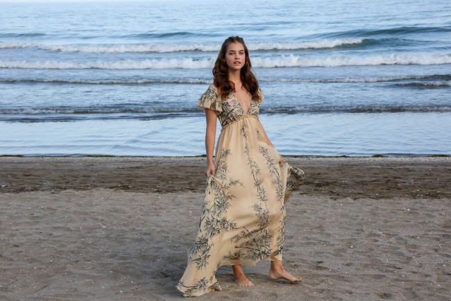 Обои картинки фото девушки, barbara palvin, модель, платье, море, босиком, берег
