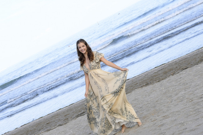 Обои картинки фото девушки, barbara palvin, модель, пляж, улыбка, море