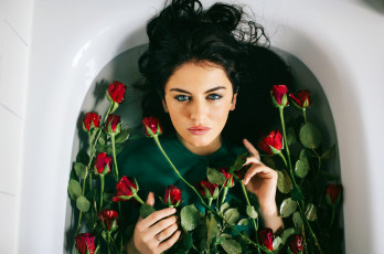 Картинка девушки aurela+skandaj ванна вода розы