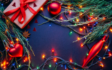 Картинка праздничные подарки+и+коробочки подарок шарики гирлянда