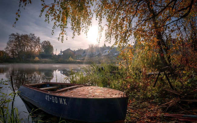 Обои картинки фото корабли, лодки,  шлюпки, река, туман, лодка, осень
