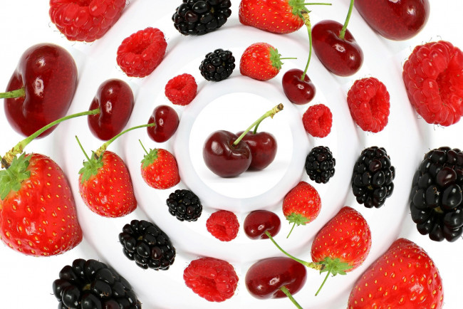 Обои картинки фото еда, фрукты,  ягоды, клубника, ежевика, малина, вишня