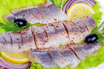 Картинка еда рыбные+блюда +с+морепродуктами маслины лимон лук селедка укроп