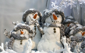 Картинка праздничные снеговики