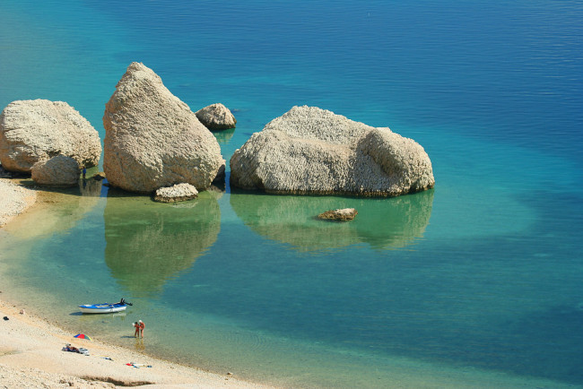Обои картинки фото хорватия, природа, побережье, море, берег, скалы, лодка, люди