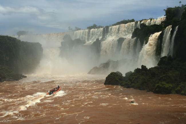 Обои картинки фото iguazu, falls, природа, водопады, лодка, река
