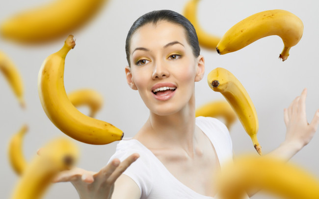 Обои картинки фото девушки, -unsort , брюнетки,  шатенки, банан