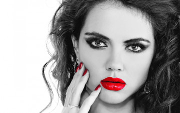 Картинка девушки -unsort+ Черно-белые+обои фон маникор красные ногти рука глаза волосы взгляд ресницы губы макияж девушка