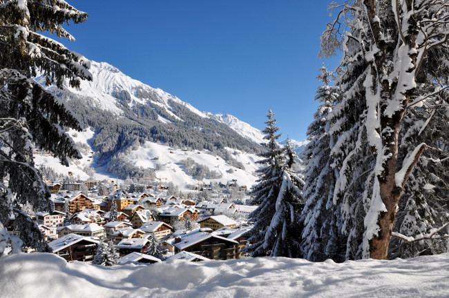 Обои картинки фото клостерс швейцария, природа, зима, швейцария, клостерс, деревья, домики, снег, горы
