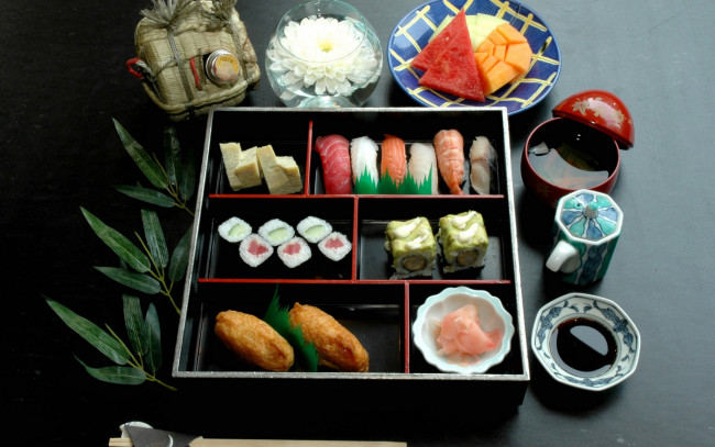 Обои картинки фото еда, рыба,  морепродукты,  суши,  роллы, хризантема, набор, суши, соус