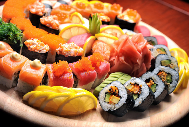 Обои картинки фото еда, рыба,  морепродукты,  суши,  роллы, имбирь, лимон, роллы