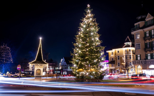Обои картинки фото праздничные, Ёлки, гирлянды, новый, год, австрия, елка, улица, ночь, зима