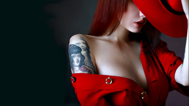 Обои картинки фото девушки, -unsort , рыжеволосые и другие, девушка, темный, фон, портрет, красное, платье