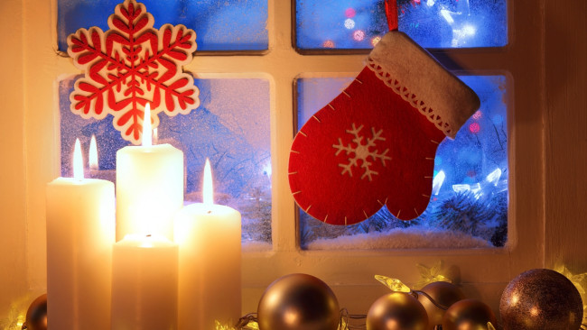 Обои картинки фото праздничные, новогодние свечи, снежинка, свечи, шарики, варежка