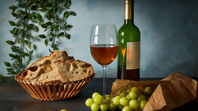 Обои картинки фото еда, напитки,  вино, виноград, вино, бутылка, бокал, хлеб