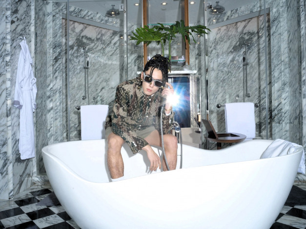 Обои картинки фото wang hedi , dylan wang, мужчины, косички, очки, пиджак, душ, ванна