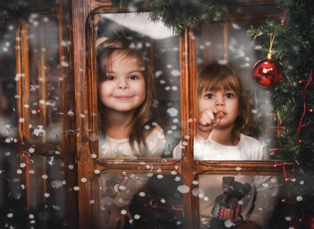Обои картинки фото разное, дети, девочки, окно, снег, ёлка, украшения