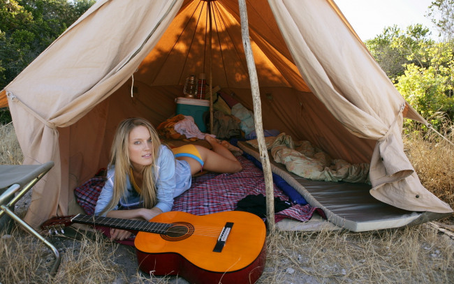 Обои картинки фото _Unsort -НЕ ВЫБИРАТЬ  , девушки, , не, выбирать, палатка, гитара
