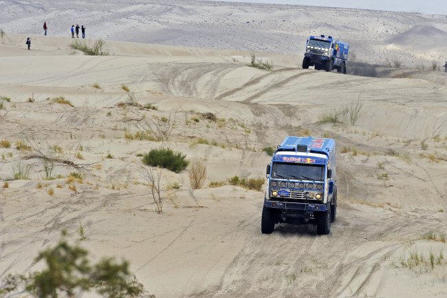 Обои картинки фото спорт, авторалли, соревнования, гонка, два, дакар, rally, dakar, камаз