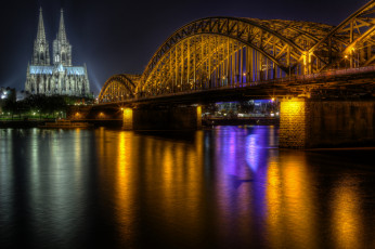 обоя cologne cathedral and hohenzollern bridge, города, кельн , германия, ночь, река, мост, собор, огни