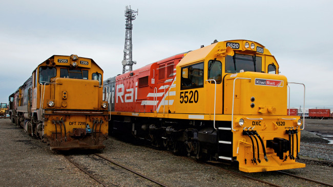Обои картинки фото kiwirail dft 7295 and dxc 5520 locomotives, техника, локомотивы, дорога, железная, локомотив, рельсы